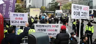 한국에서 위안부운동을 저지하는 한국 단체 그 방법은 철야로 먼저 자리를 차지하다