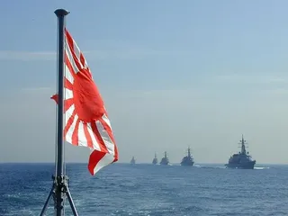 [Korea] Unable to accept the fact that the Rising Sun flag was saluted at the naval review ceremony, he started saying that it might not be the Rising Sun flag.