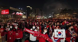 [한국] 포르투갈에 승리하고 기념촬영에서 밑에 깔린 국기를 밟아 큰 불길이 치솟았다.