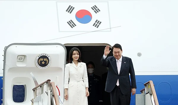 South Korean President with ２８% Approval Rating  - Breaks Promises to China if Seeking Relations with Japan - Country that Breaks Promises to Japan if China